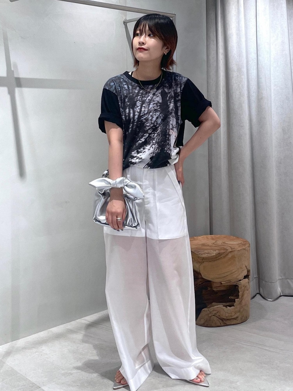 「アニエスベー、ビーチサンダル、チェーンバッグ、シルバー、ブラック、ホワイト、Tシャツ、半袖、クルーネック、ワイド、フラット、初夏コーデ、夏コーデ、お出かけコーデ、旅行コーデ」｜「ADAM ET ROPE'のストラップビーチサンダル（サンダル、シルバー系）」を使った、matsumuraさん（レディース・160cm）の夏コーディネートの1枚目の写真