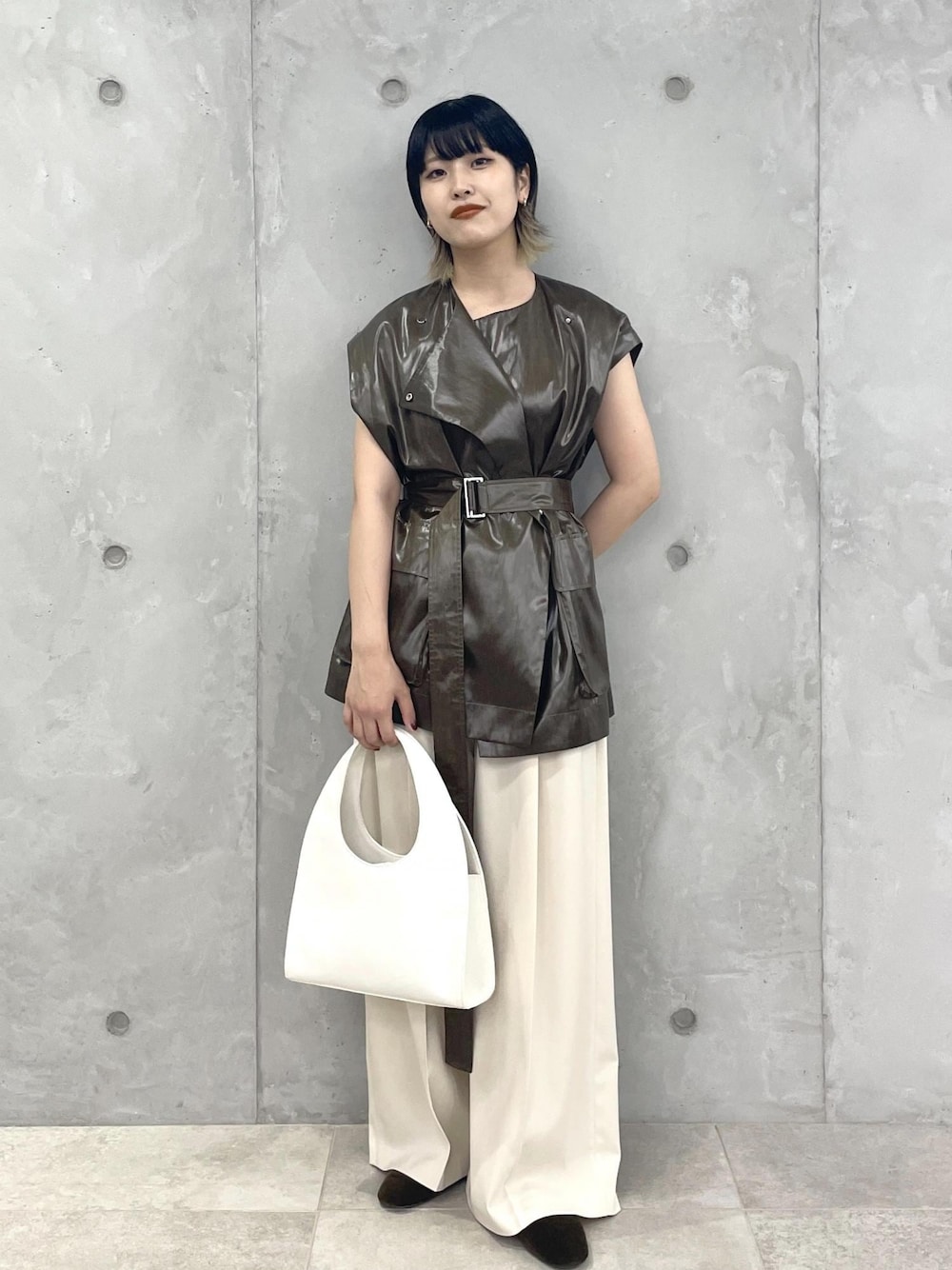 「ブラウン、レザー、ベロア、パンツ、パンプス、ベルト付き、ウエストマーク、ベージュ、ADAM ET ROPÉ、FEMME、HOMME、SDGs、サステナブル、骨格ウェーブ、骨格ナチュラル」｜「ADAM ET ROPE'のベルベットフラット（パンプス、グリーン系）」を使った、matsumuraさん（レディース・159cm）の夏コーディネートの1枚目の写真