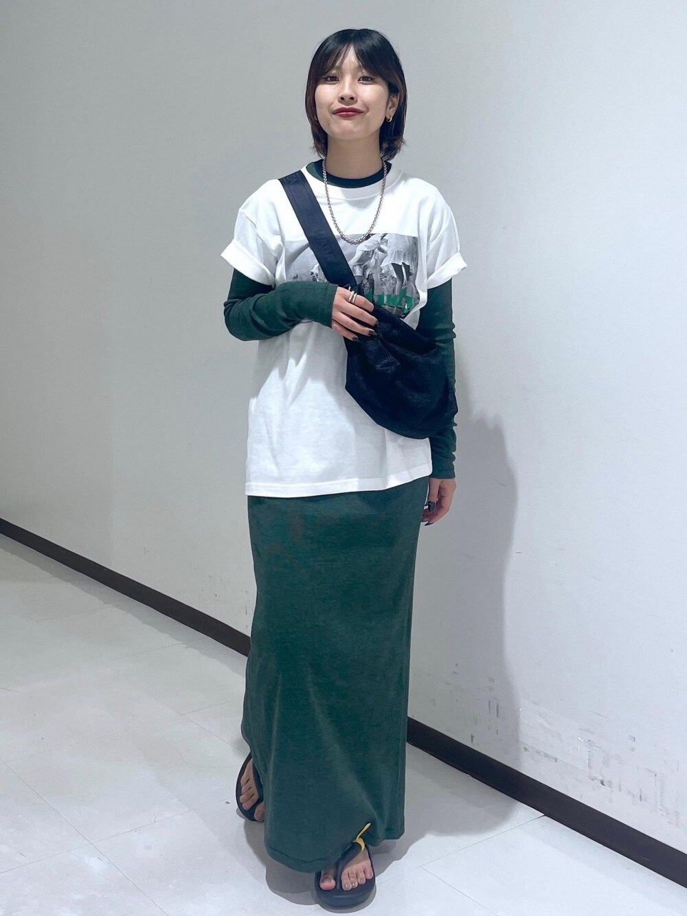 「miller、ワンピース、ミラー、study、トーアンドトー、メッシュショルダー、ブラック、ボディバッグ、Tシャツ、クルーネック、ロング、グリーン、初秋コーデ、秋コーデ、お出かけコーデ」｜「ADAM ET ROPE'の【サステナブル】メッシュショルダー（ショルダーバッグ、ブラック系）」を使った、matsumuraさん（レディース・160cm）の夏コーディネートの1枚目の写真