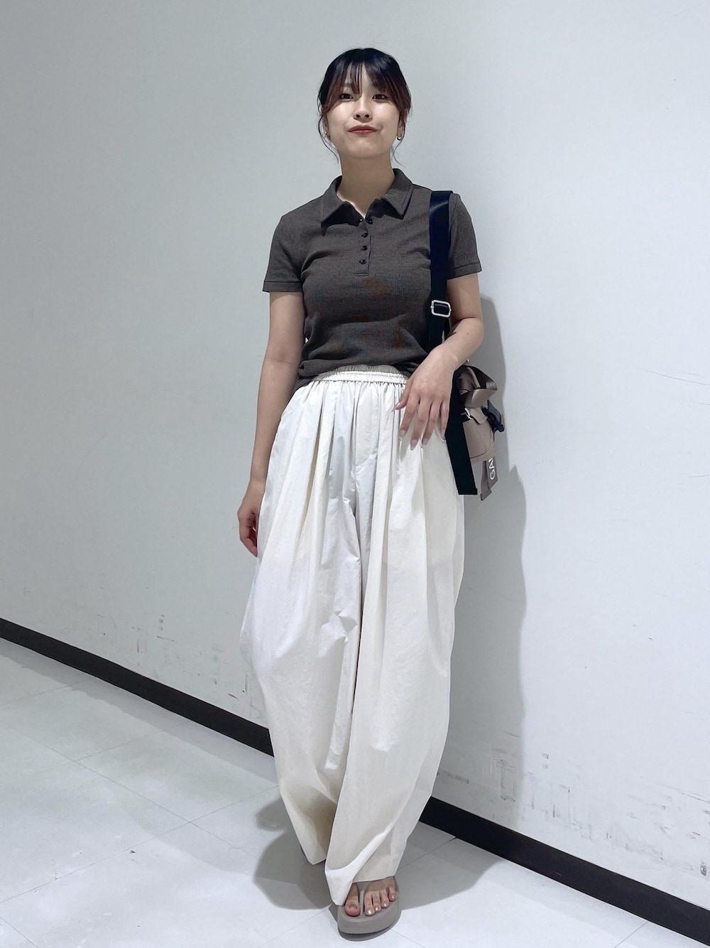「GANNI、24SS、24SS春の新作、miller、ウーフォス、オメガ、ポロシャツ、ショルダーバッグ、ホワイト、パンツ、サンダル、ADAM ET ROPÉ、FEMME、SDGs、サステナブル」｜「MILLERの【Miller for ADAM ET ROPE'】Polo Tee（ポロシャツ、ブラウン系）」を使った、matsumuraさん（レディース・160cm）の春コーディネートの1枚目の写真