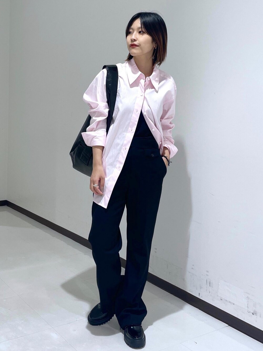 「anggae、レインローファー、オーバーサイズ、長袖、ブラック、ホワイト、ピンク、シャツ、襟、お仕事コーデ、授業参観日コーデ、デートコーデ、お出かけコーデ、旅行コーデ、女子会コーデ」｜「ADAM ET ROPE'のウォータープルーフコインローファー（ローファー、ブラック系）」を使った、matsumuraさん（レディース・160cm）の夏コーディネートの1枚目の写真