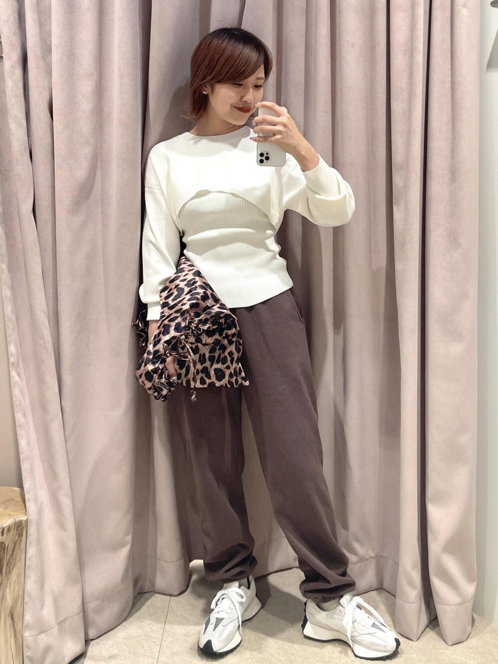 「24SS、sporty&rich、トートバッグ、柄、スウェット、スニーカー、ニューバランス、ADAM ET ROPÉ、イエベ、きれいめカジュアル、カジュアル、春服、リラックススタイル、スポーツミックス、春コーデ」｜「ADAM ET ROPE'の【NEW BALANCE】327（スニーカー、グレー系）」を使った、matsumuraさん（レディース・160cm）の冬コーディネートの1枚目の写真