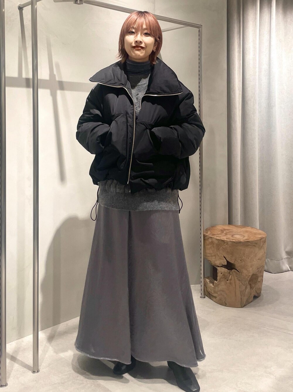 「ロングブーツ、ダウン、ダウンジャケット、アライド、サテンスカート、インナー、ADAM ET ROPÉ、FEMME、骨格ウェーブ、骨格ナチュラル、イエベ、きれいめ、きれいめカジュアル、大人カジュアル、レイヤード」｜「ADAM ET ROPE'のナロースクエアトゥロングブーツ（ブーツ、ブラック系）」を使った、matsumuraさん（レディース・160cm）の秋コーディネートの1枚目の写真