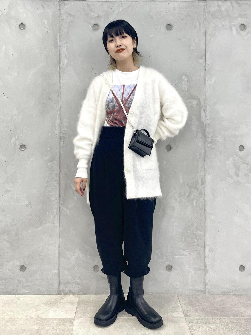 「ブーツ、ロンT、パンツ、ブラック、ショルダーバッグ、ミニ、ポシェット、クルーネック、ADAM ET ROPÉ、FEMME、SDGs、サステナブル、骨格ウェーブ、骨格ナチュラル、イエベ」｜「TANGTANGの【TANGTANG】GASATANG Tee（Tシャツ/カットソー、ホワイト系）」を使った、matsumuraさん（レディース・159cm）の夏コーディネートの1枚目の写真
