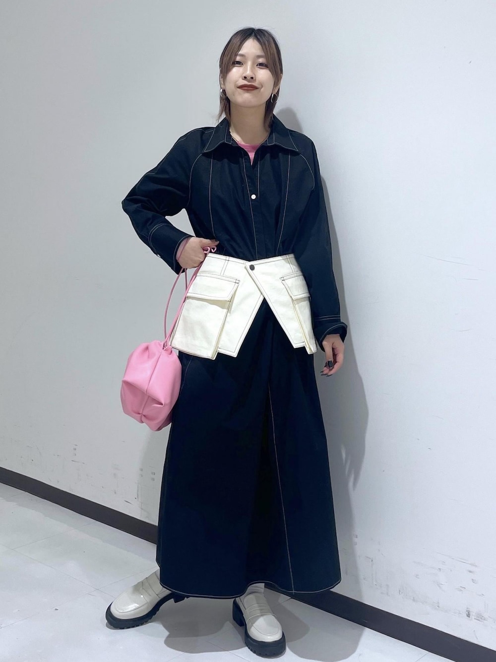 「ピンク、シアー、シャツワンピ、シャツ、ワンピース、ローファー、晴雨兼用、レインローファー、ショルダーバッグ、バッグ、ウエストベルト、24SS、ADAM ET ROPÉ、FEMME、カジュアルコーデ」｜「ADAM ET ROPE'の【逸品】シアーロンＴ（Tシャツ/カットソー、ピンク系）」を使った、matsumuraさん（レディース・160cm）の冬コーディネートの1枚目の写真