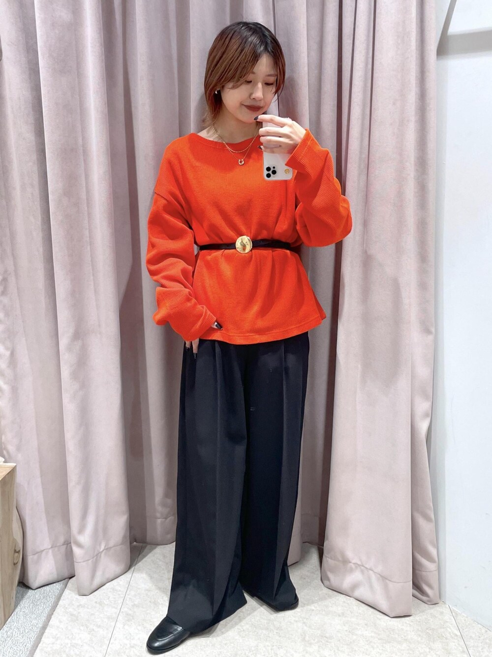「ベルト、ローファー、Miller、ワイドパンツ、パンツ、24SS、リラックス、ADAM ET ROPÉ、FEMME、カラーコーデ、シンプルコーデ、大人かわいい、きれいめカジュアル、ファッションを楽しもう、着回しコーデ」｜「MILLERの【Miller for ADAM ET ROPE'】別注WAFFLE L/S TEE（Tシャツ/カットソー、レッド系）」を使った、matsumuraさん（レディース・160cm）の冬コーディネートの1枚目の写真