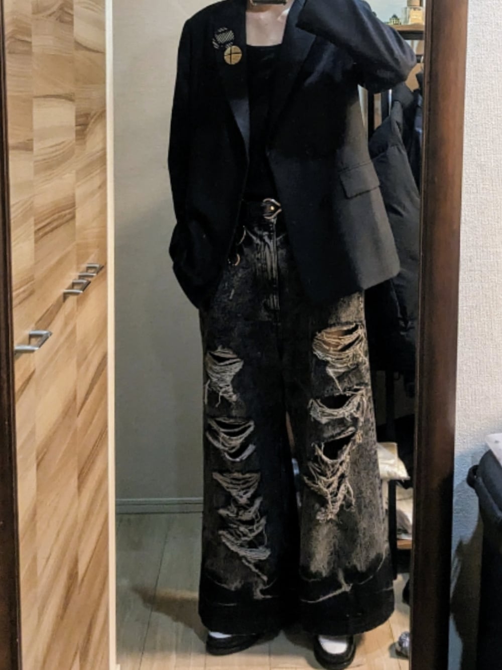 「テーラードジャケット、ダメージデニムパンツ、デニム、おしゃれさんと繋がりたい、休日スタイル、メンズコーデ、春ファッション、カジュアルコーデ、ローファー、黒コーデ、ブラック、おでかけコーデ、タンクトップ、モード」｜「LlifeのLlife DOESKIN TAILORED JACKET（テーラードジャケット、ブラック系）」を使った、taichiiii_fsさん（メンズ・183cm）の春コーディネートの1枚目の写真