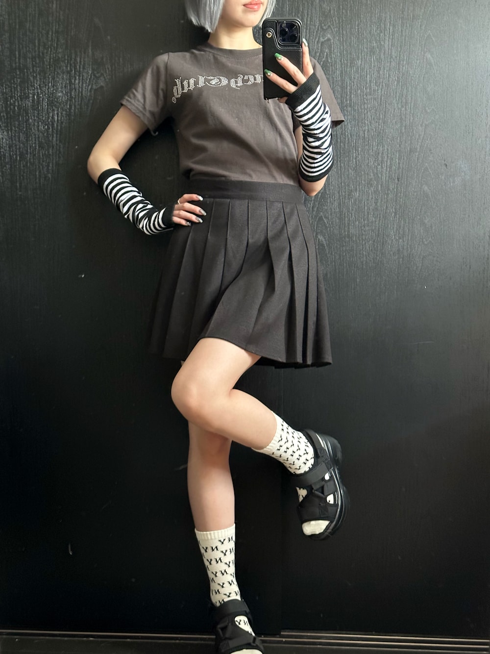 「休日スタイル、おでかけコーデ、夏コーデ、韓国ブランド、韓国コーデ、韓国ストリート、ストリートMIX、ストリート女子、韓国好きな人と繋がりたい、チビT、ブラックコーデ、nastyfancyclub、SPINNS、MLB、グレイル」｜「FANCY CLUBのA'GEM/9 × .kom『NASTY FANCY CLUB/ナスティーファンシークラブ』ILLUSORY CROP TEE/イルーソリィ クロップド丈 半袖Tシャツ（Tシャツ/カットソー、グレー系）」を使った、niru♥さん（レディース・156cm）の夏コーディネートの1枚目の写真