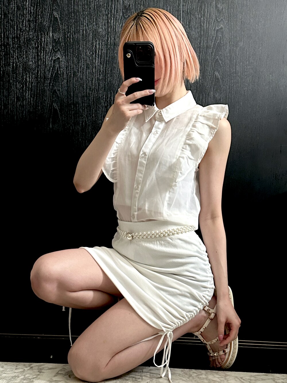 「このスタイルがお気に入り、サンダルコーデ、夏服コーデ、肌見せ、フリルブラウス、ホワイト × ホワイト、ホワイトスカート、シャーリング、夏のワントーンコーデ、水族館コーデ、オトナカワイイ、大人フェミニン、オルチャンファッション、グレイル、淡色コーデ」｜「GRLのアイテム（シャツ/ブラウス、ホワイト系）」を使った、niru♥さん（レディース・156cm）の夏コーディネートの1枚目の写真