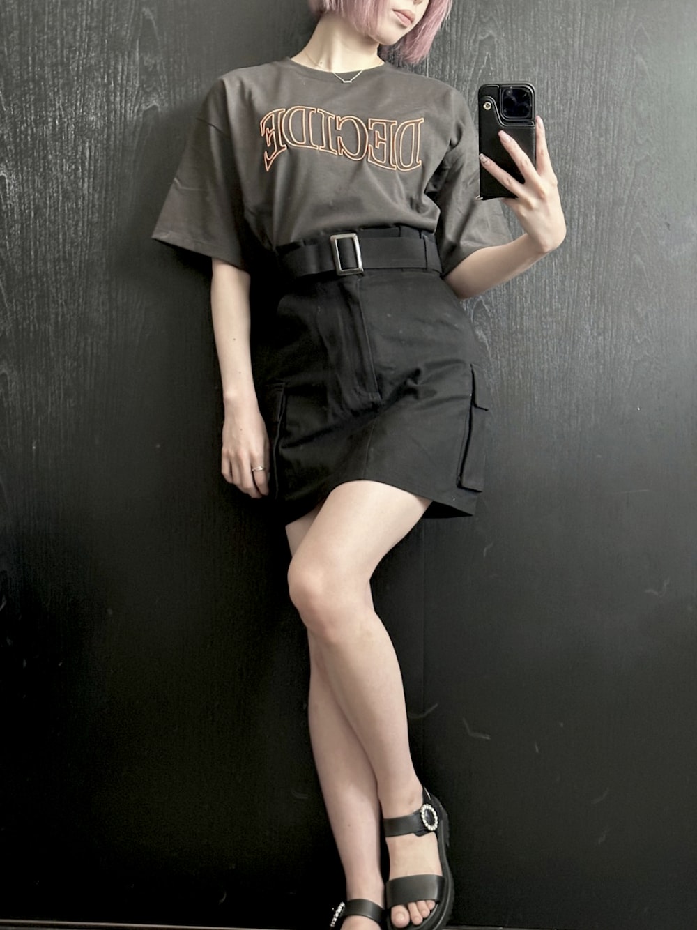 「大人コーデ、おでかけコーデ、スカートスタイル、ラフコーデ、韓国ファッション、クロップドトップス、Tシャツスタイル、チャコールグレー、カーゴスカート、ミニスカート、ブラック×グレー、ストリートカジュアル、ストリート服が好き、韓国ストリート、グレイル」｜「ZARAのアイテム（サンダル、ブラック系）」を使った、niru♥さん（レディース・156cm）の夏コーディネートの1枚目の写真