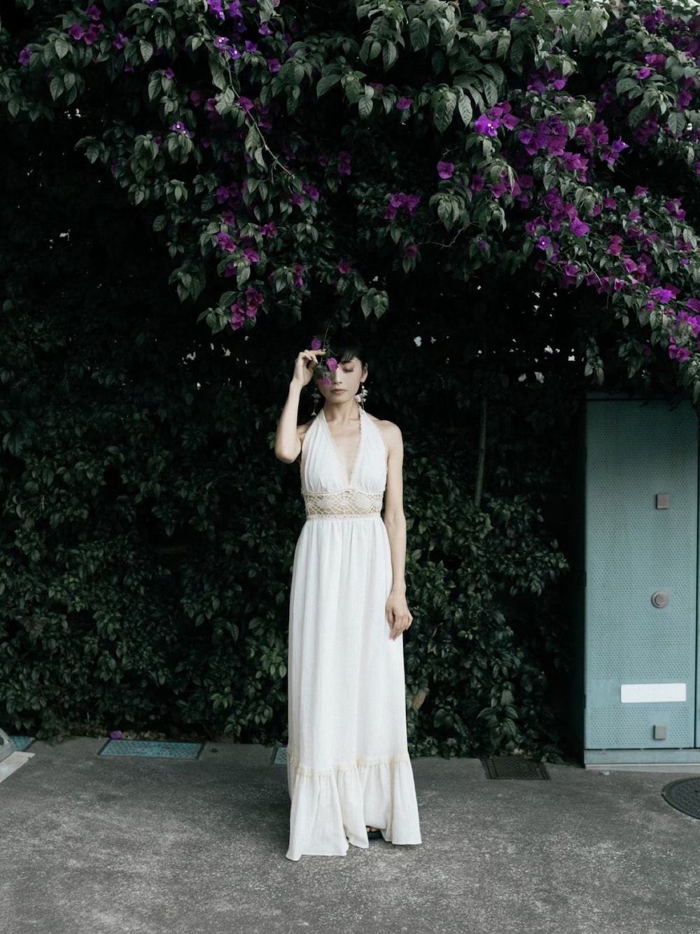 ホワイト系のワンピースを着用したレディースの夏コーディネートの1枚目の写真