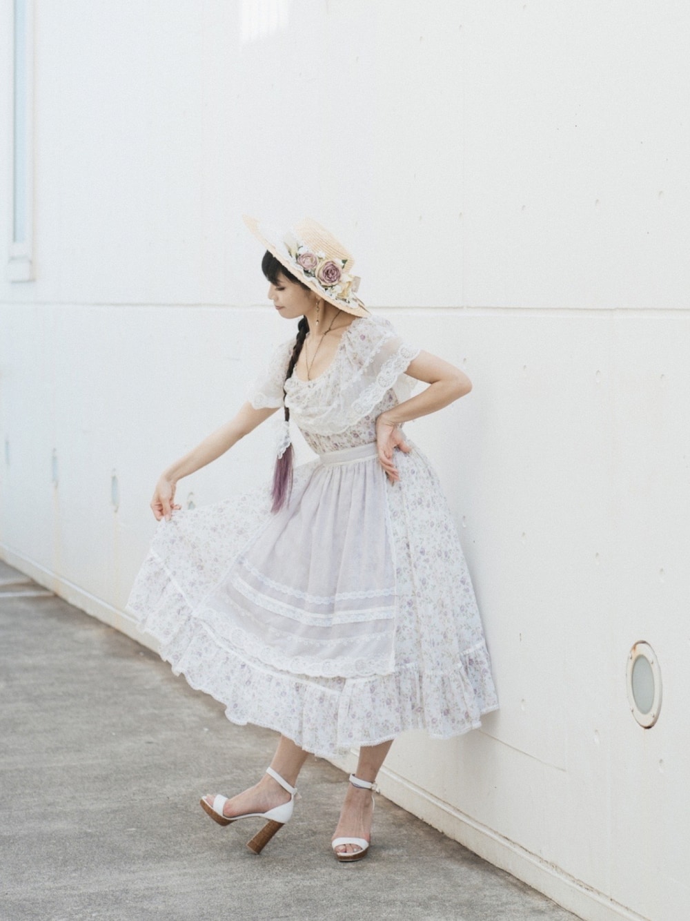 「GUNNE SAX、gunnesax、ガニーサックス、70'sコーデ、70's、ヴィンテージ、ヴィンテージワンピース、ヴィンテージ好きな人と繋がりたい、ヴィンテージガーリー、花柄ワンピース、花柄、レトロ、レトロガール、レトロガールコーデ、クラシカル」｜「DIANAのアイテム（サンダル、ホワイト系）」を使った、inevitable1996さん（レディース・163cm）の夏コーディネートの1枚目の写真