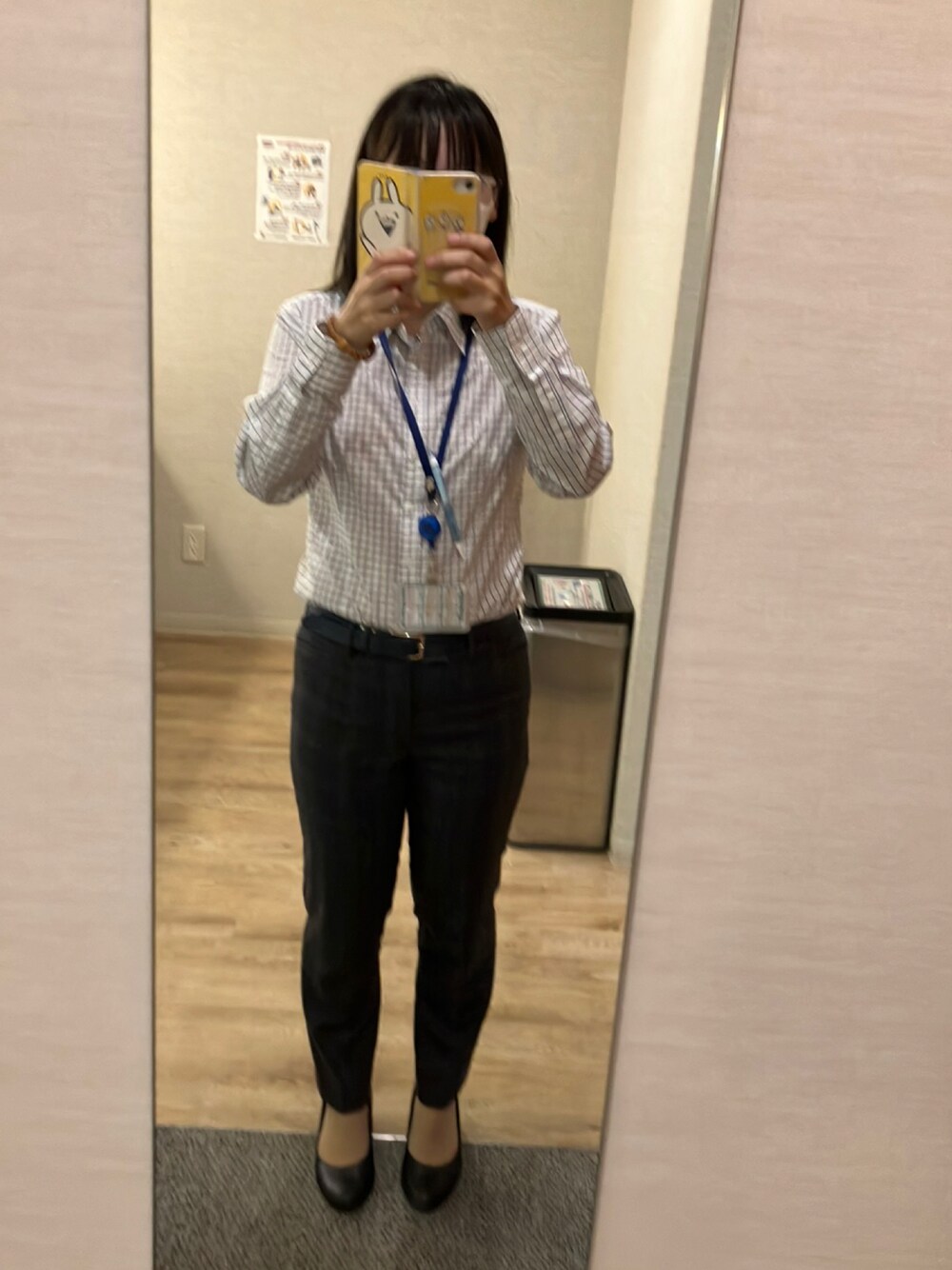 「スーツコーデ」｜「洋服の青山のアイテム（ビジネスシャツ、ホワイト系）」を使った、コナン&すみっこぐらし推しさん（レディース・151cm）の秋コーディネートの1枚目の写真