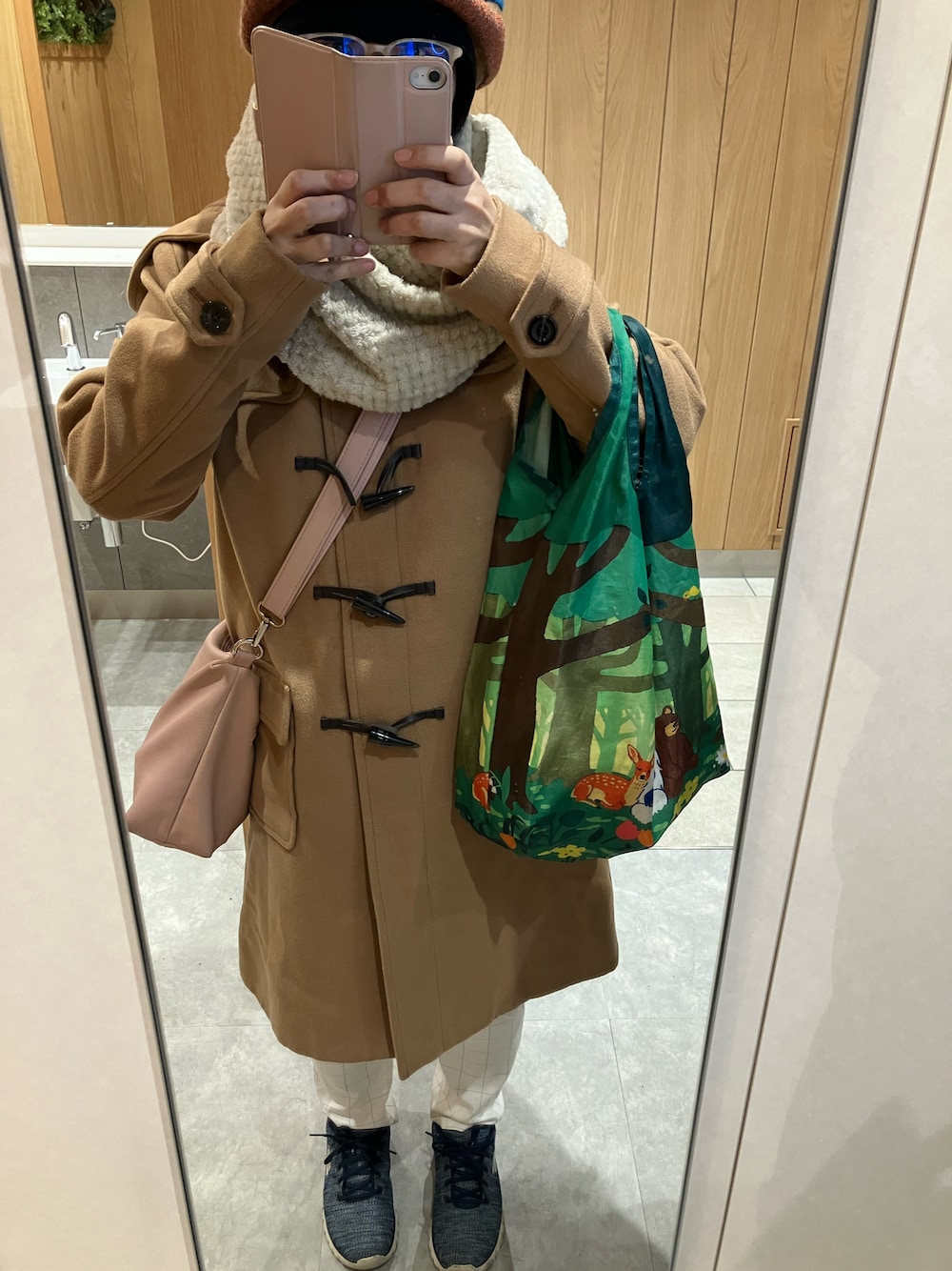 「真冬のあったかスタイル」｜「不明のアイテム（ダッフルコート、ブラウン系）」を使った、コナン&すみっこぐらし推しさん（レディース・151cm）の冬コーディネートの1枚目の写真