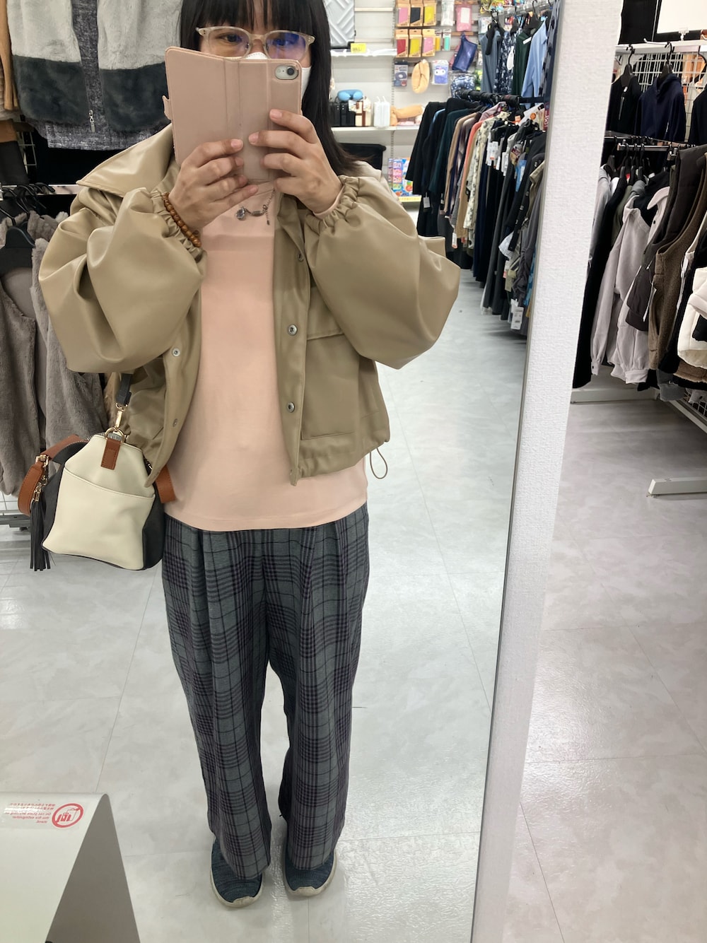 ピンク系のシャツ/ブラウス、ブルー系のスニーカー、その他のスウェットパンツを着用したレディースの秋コーディネートの1枚目の写真