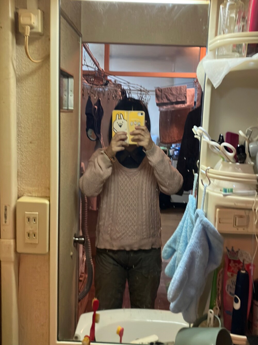 「デニムっていいよね」｜「UNIQLOのアイテム（ビジネスシャツ、ブラック系）」を使った、コナン&すみっこぐらし推しさん（レディース・151cm）の秋コーディネートの1枚目の写真