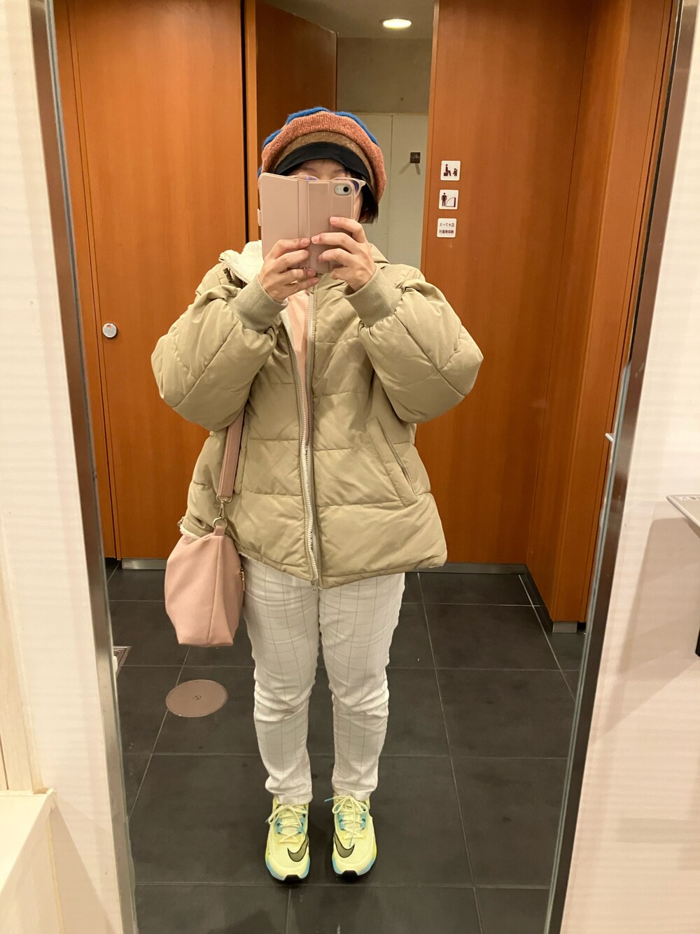「オトナカジュアル」｜「Mac-Houseのアイテム（デニムパンツ、ホワイト系）」を使った、コナン&すみっこぐらし推しさん（レディース・151cm）の冬コーディネートの1枚目の写真