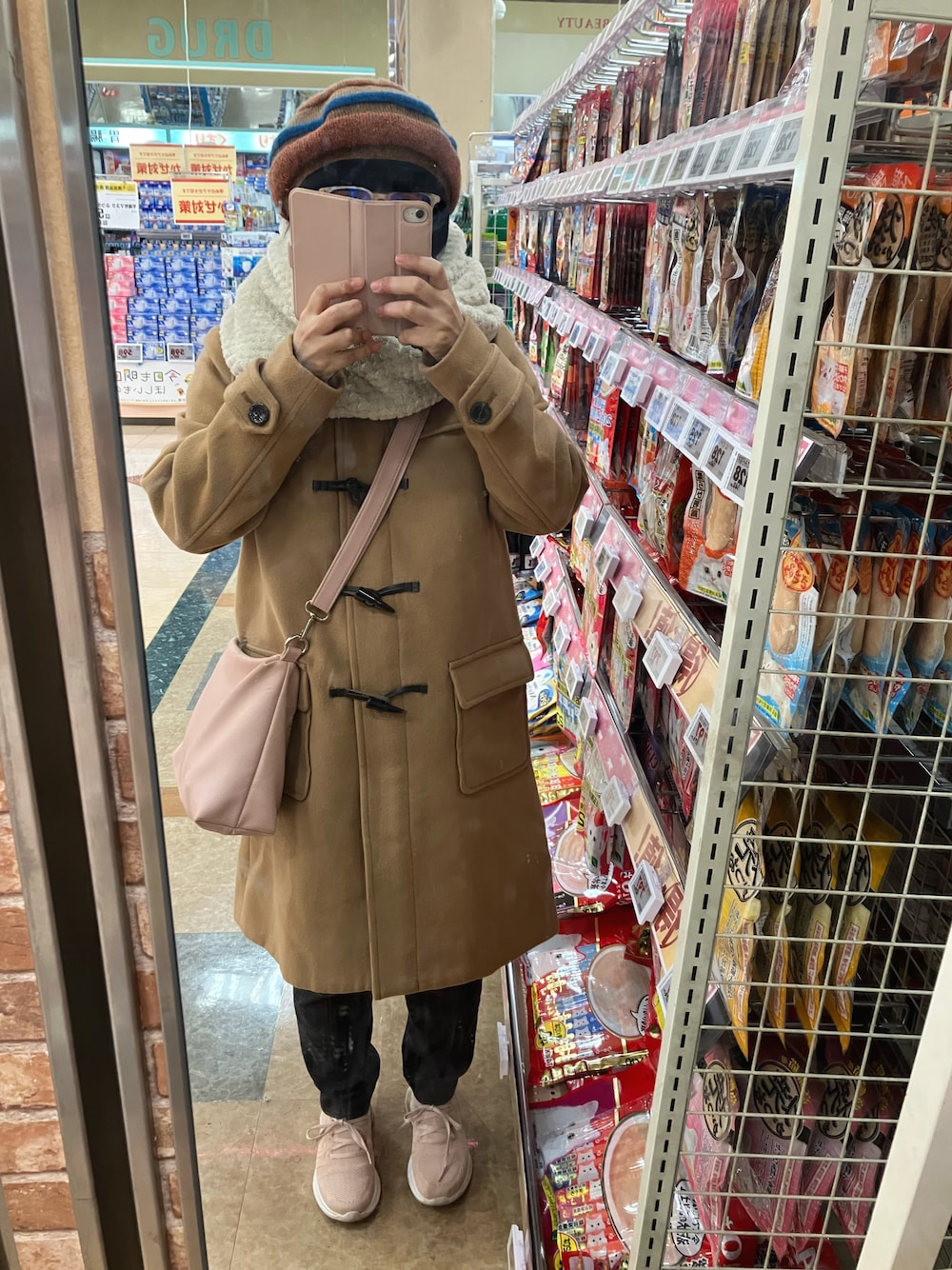 「パンツコーデ」｜「KITTE大阪のアイテム（ハンチング/ベレー帽、レッド系）」を使った、コナン&すみっこぐらし推しさん（レディース・151cm）の冬コーディネートの1枚目の写真