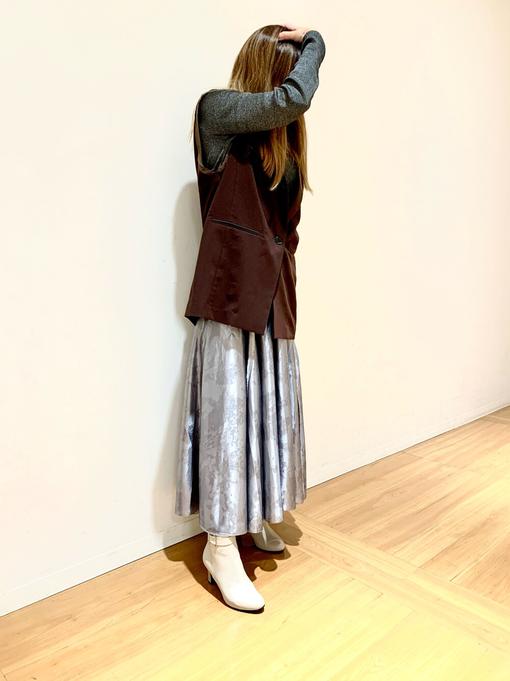 ホワイト系のブーツを着用したレディースの秋コーディネートの1枚目の写真