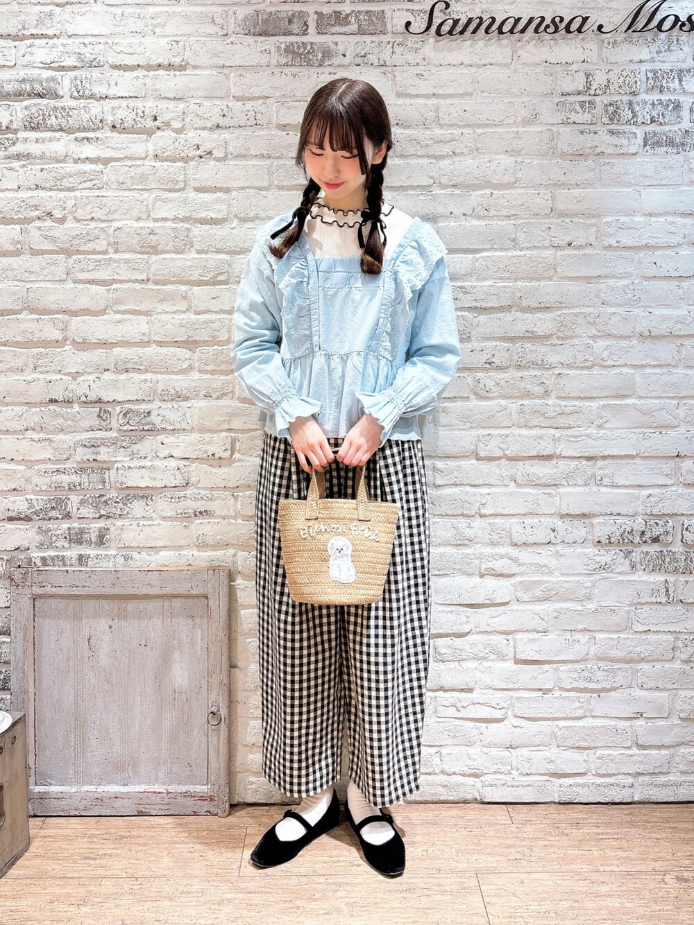 「春コーデ、春めき満開コーデ、今日のコーデ、オトナカワイイ、カジュアルガーリー、サマンサ モスモス(Samansa Mos2)、Samansa Mos2、SM2、デイリーカジュアル、デニム」｜「Samansa Mos2のデニムスカラップ刺繍フリル2WAYブラウス（シャツ/ブラウス、ブルー系）」を使った、りんごさん（レディース・167cm）の春コーディネートの1枚目の写真