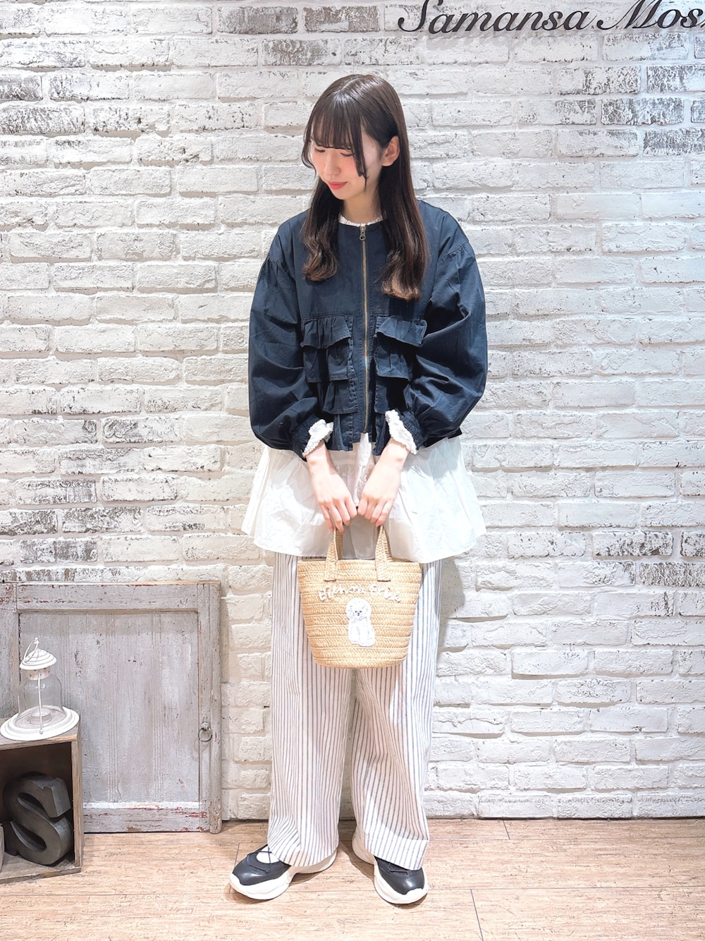 「サマンサ モスモス(Samansa Mos2)、Samansa Mos2、春めき満開コーデ、春色、大人カジュアルコーデ、おでかけコーデ、春コーデ、春色コーデ、淡色コーデ、プチプラ、レイヤードスタイル、かごバッグ、アニマル、ストレートパンツ、チュニック」｜「Samansa Mos2のドッグ刺繍カゴバッグ（ハンドバッグ、ホワイト系）」を使った、りんごさん（レディース・167cm）の春コーディネートの1枚目の写真