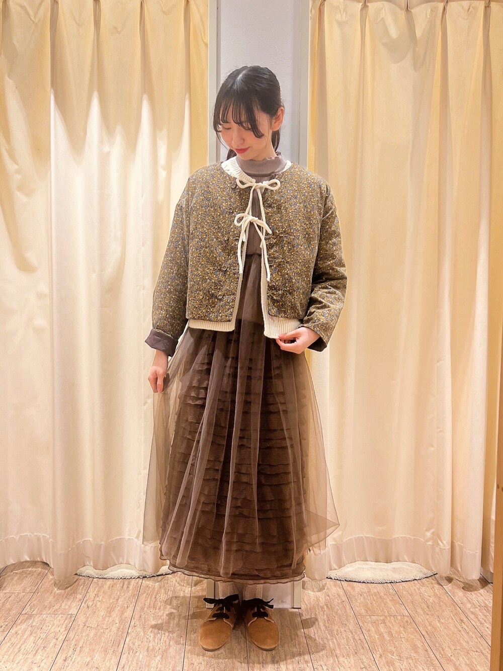 「Samansa Mos2のシャーリングフリルナロースカート（スカート、ブラウン系）」を使った、りんごさん（レディース・167cm）の秋コーディネートの1枚目の写真
