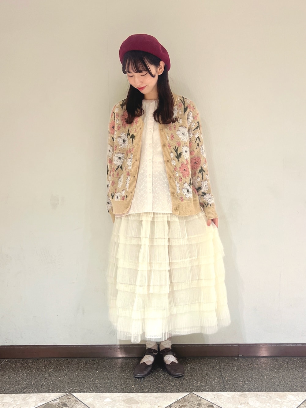「サマンサ モスモス(Samansa Mos2)、Samansa Mos2、SM2、ホワイトコーデ、クリスマスに着たい服、最近のいい感じコーデ、オトナカジュアル、冬、ニット/セーター、お出かけコーデ、お洒落さんとつながりたい」｜「Samansa Mos2のバスクベレー帽（ハット、レッド系）」を使った、りんごさん（レディース・167cm）の冬コーディネートの1枚目の写真
