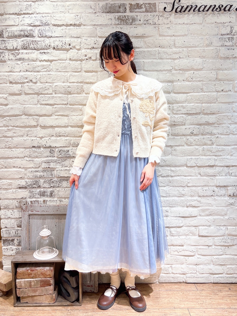 「真冬のあったかスタイル、オトナ女子、大人可愛い、チュールワンピース、着回しコーデ、高身長コーデ、イエベ春」｜「Samansa Mos2の◎ブークレ刺繍ニットカーディガン（カーディガン/ボレロ、ホワイト系）」を使った、りんごさん（レディース・167cm）の冬コーディネートの1枚目の写真