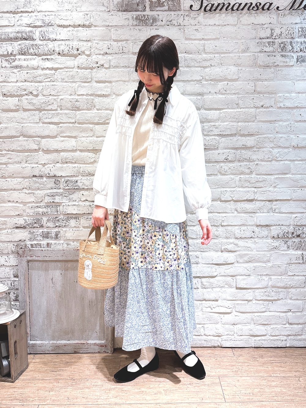 「Samansa Mos2、サマンサ モスモス(Samansa Mos2)、SM2、春コーデ、春色、お出かけコーデ、シャツ、花柄スカート、スカート、かごバッグ、三つ編み、おしゃれさんと繋がりたい、春めき満開コーデ」｜「Samansa Mos2のアイテム（シャツ/ブラウス、ホワイト系）」を使った、りんごさん（レディース・167cm）の春コーディネートの1枚目の写真