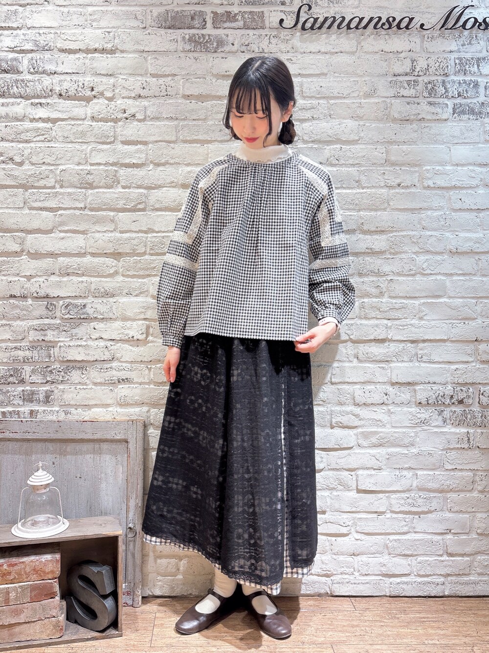 「サマンサ モスモス(Samansa Mos2)、Samansa Mos2、SM2、今日のコーデ、モノトーンコーデ、イエベ春、セットアップスタイル、ワントーンコーデ、大人ガーリー、25SS春の新作、スカートコーデ」｜「Samansa Mos2の柄アソート袖レース貼りブラウス（シャツ/ブラウス、ブラック系）」を使った、りんごさん（レディース・167cm）の冬コーディネートの1枚目の写真