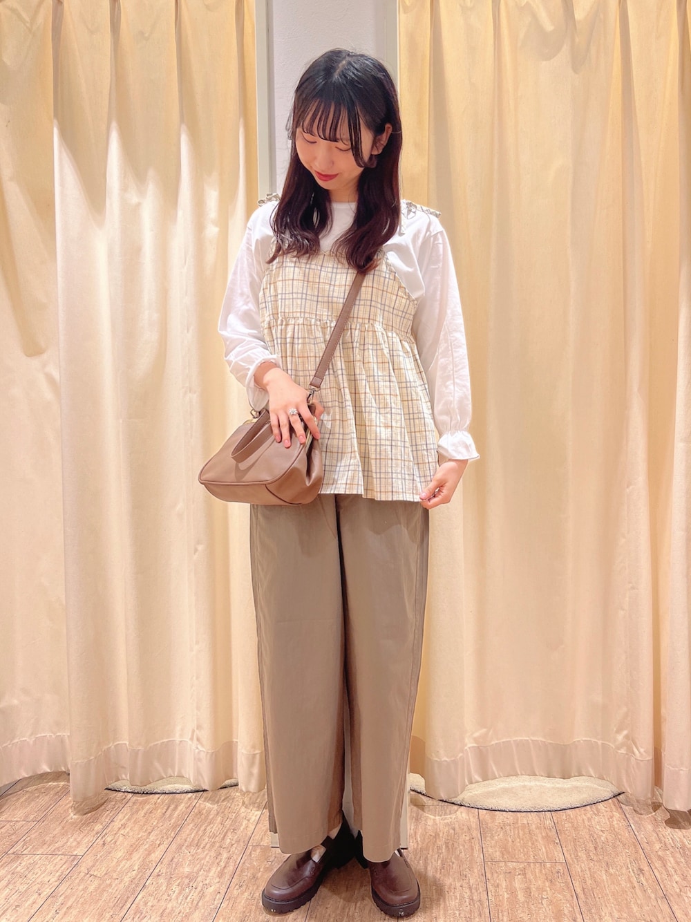 「サマンサ モスモス(Samansa Mos2)、Samansa Mos2、SM2、シンプルスタイル、オトナ女子、オトナカワイイ、秋服、おしゃれさんと繋がりたい、秋カラー、レイヤードスタイル」｜「Samansa Mos2のチェック柄キャミブラウス（シャツ/ブラウス、ホワイト系）」を使った、りんごさん（レディース・167cm）の秋コーディネートの1枚目の写真