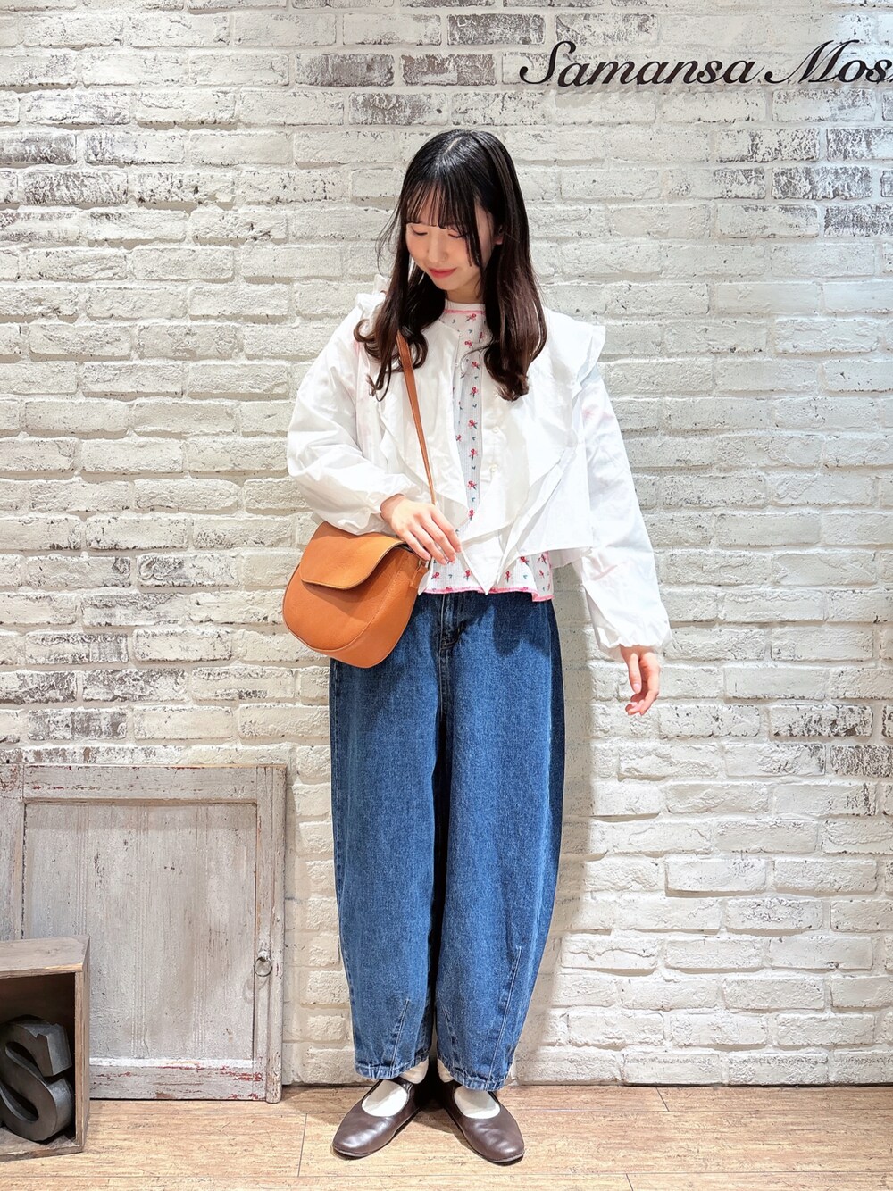 「今日のコーデ、春、大人女子、オトナ女子、レディースファッション、デニム、ホワイト、花柄、イエベ春、はるコーデ、カジュアル、カジュアルガーリー、ブラウン、サマンサ モスモス(Samansa Mos2)、Samansa Mos2」｜「Samansa Mos2の【M/Lサイズ】コクーンデニムパンツ（その他パンツ、ブルー系）」を使った、りんごさん（レディース・167cm）の冬コーディネートの1枚目の写真