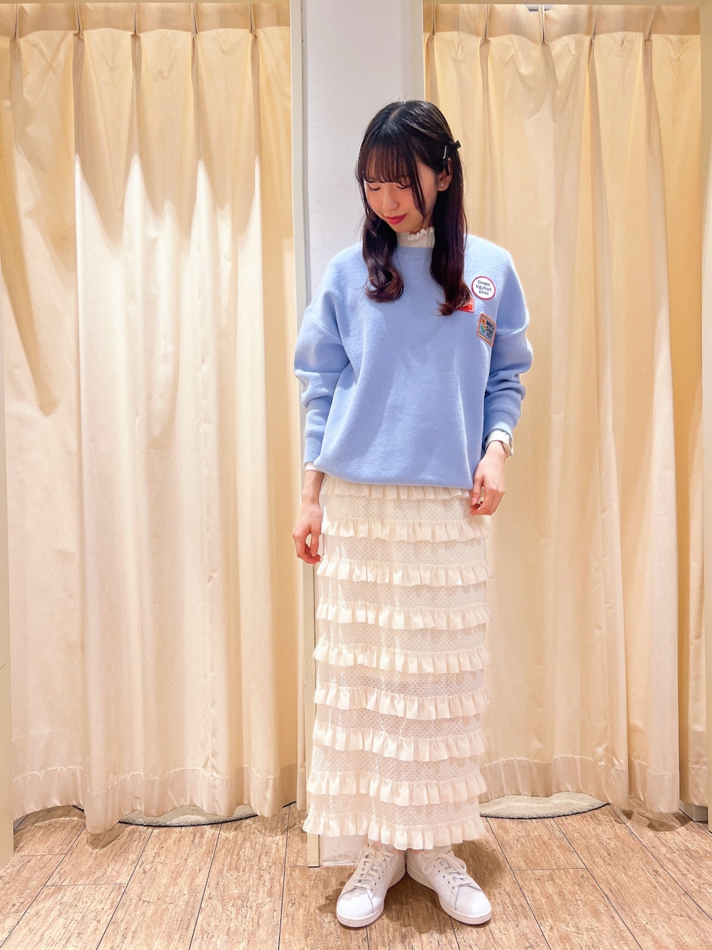 「大人女子、カジュアルスタイル、冬、大人かわいい、はるコーデ、ロングスカート、スニーカーコーデ、ラフコーデ、サマンサ モスモス(Samansa Mos2)、Samansa Mos2」｜「Samansa Mos2のオーバーレースフリルナロースカート（スカート、ホワイト系）」を使った、りんごさん（レディース・167cm）の冬コーディネートの1枚目の写真