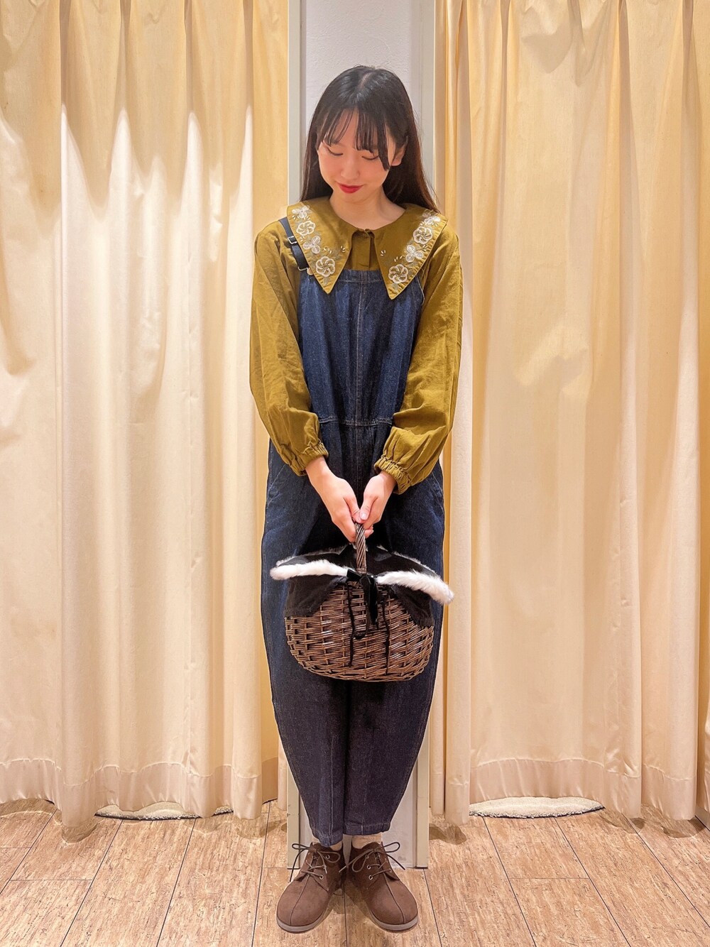 「サマンサ モスモス(Samansa Mos2)、Samansa Mos2、SM2、デニム、シンプルスタイル、オトナカワイイ、秋服、オトナ女子、お出かけコーデ、秋カラー」｜「Samansa Mos2のデニム/カツラギサロペット（サロペット/オーバーオール、ブルー系）」を使った、りんごさん（レディース・167cm）の秋コーディネートの1枚目の写真