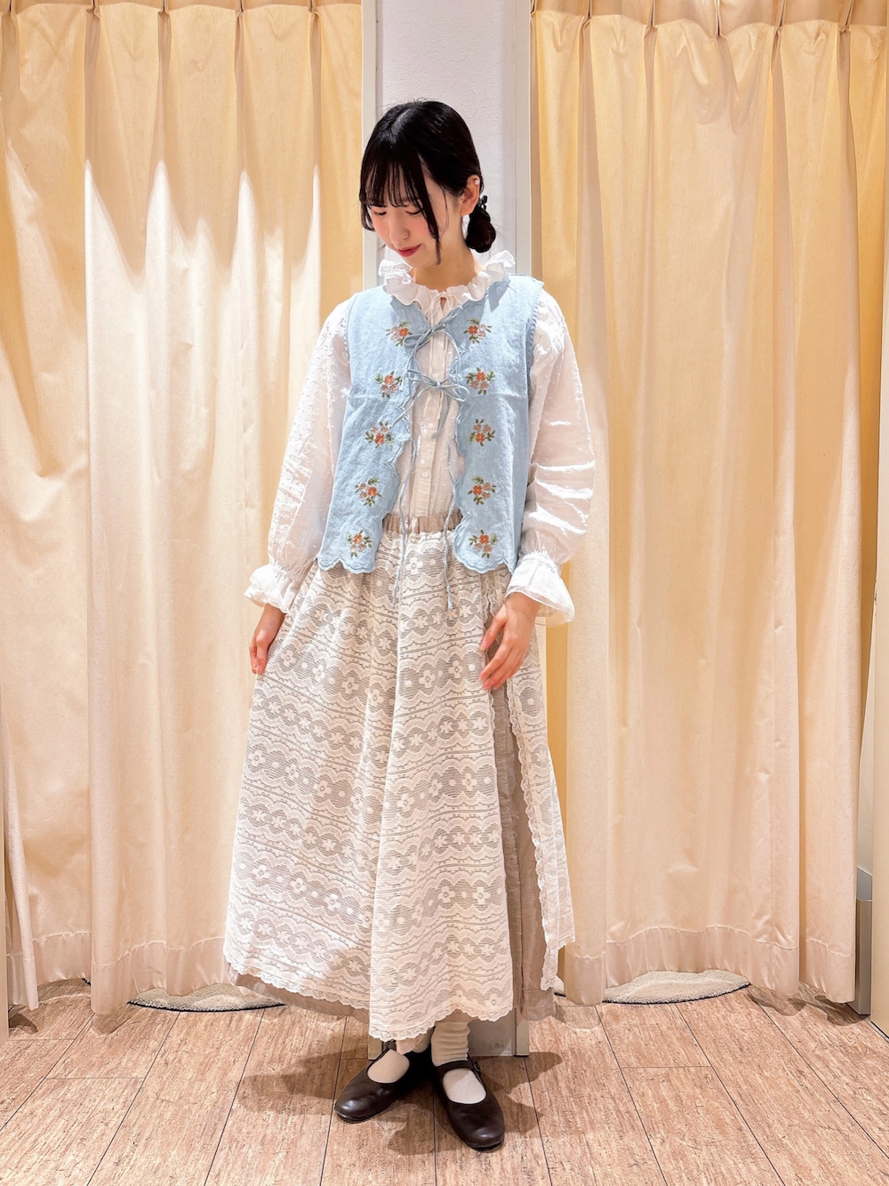 「サマンサ モスモス(Samansa Mos2)、Samansa Mos2、SM2、春色、ベスト、刺繍、イエベ春、淡色コーデ、大人女子、大人ガーリー、25SS春の新作、デニムコーデ、レース、リボン、ブラウン」｜「Samansa Mos2のワンストラップシューズ（ドレスシューズ、ブラウン系）」を使った、りんごさん（レディース・167cm）の冬コーディネートの1枚目の写真