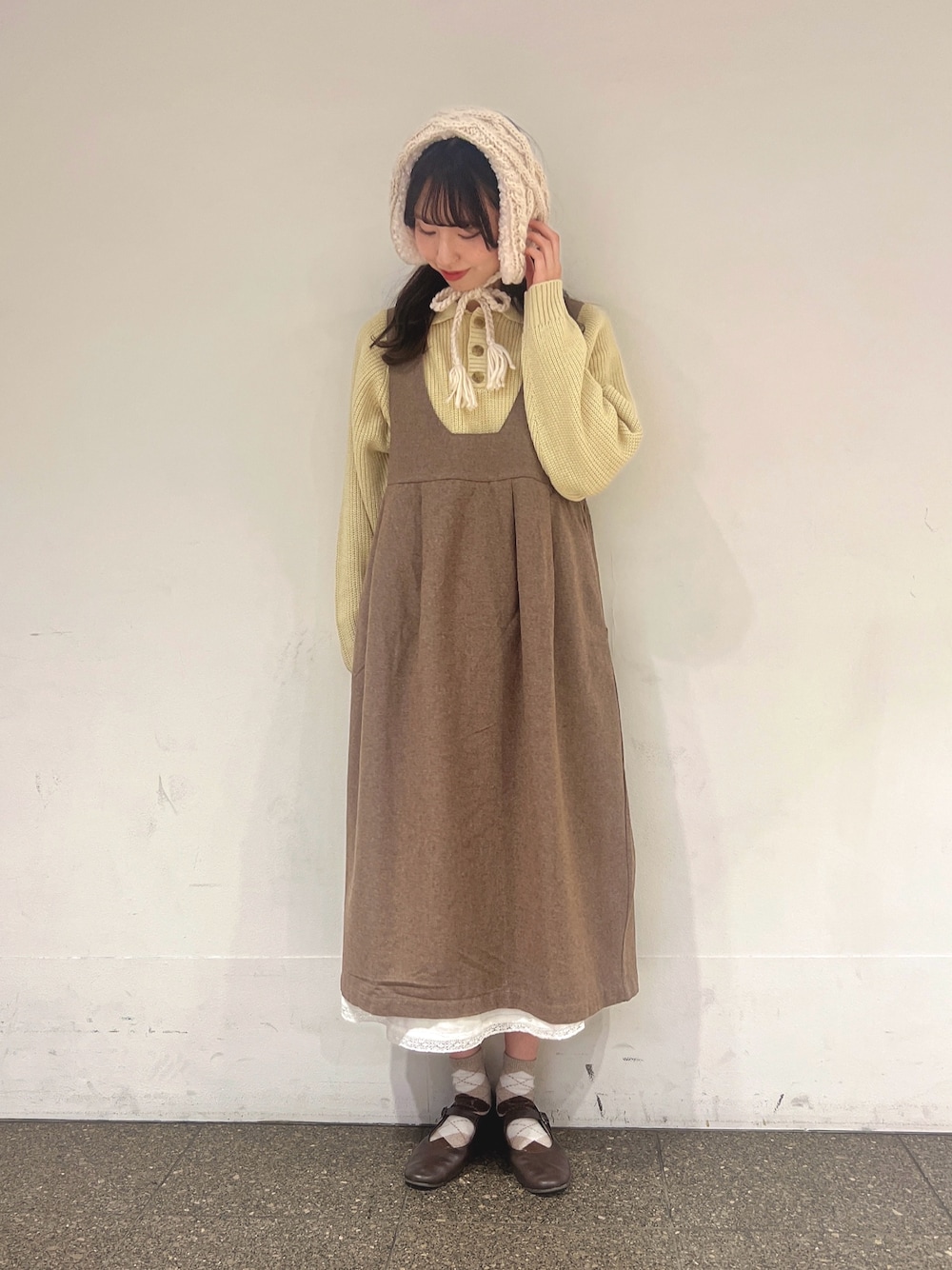 「サマンサ モスモス(Samansa Mos2)、Samansa Mos2、SM2、クリスマスに着たい服、最近のいい感じコーデ、オトナカジュアル、シンプルスタイル、オトナ女子、冬、ニット/セーター、秋冬コーデ、お洒落さんとつながりたい」｜「Samansa Mos2の前後2WAYジャンパースカート（ワンピース、ブラウン系）」を使った、りんごさん（レディース・167cm）の冬コーディネートの1枚目の写真