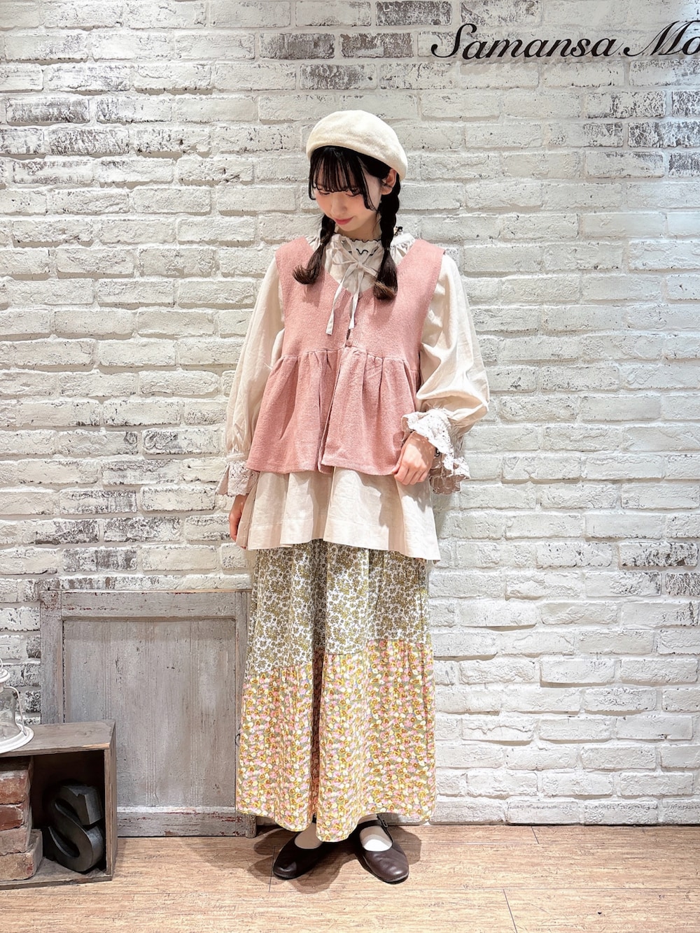「サマンサ モスモス(Samansa Mos2)、Samansa Mos2、春色、春先取り、オトナカワイイ、春服コーデ、大人カジュアルコーデ、大人女子、イエベ春、ベスト、花柄スカート、春コーデ、ピンク、ベレー帽」｜「Samansa Mos2の袖口レーススキッパーチュニックブラウス（シャツ/ブラウス、ホワイト系）」を使った、りんごさん（レディース・167cm）の春コーディネートの1枚目の写真