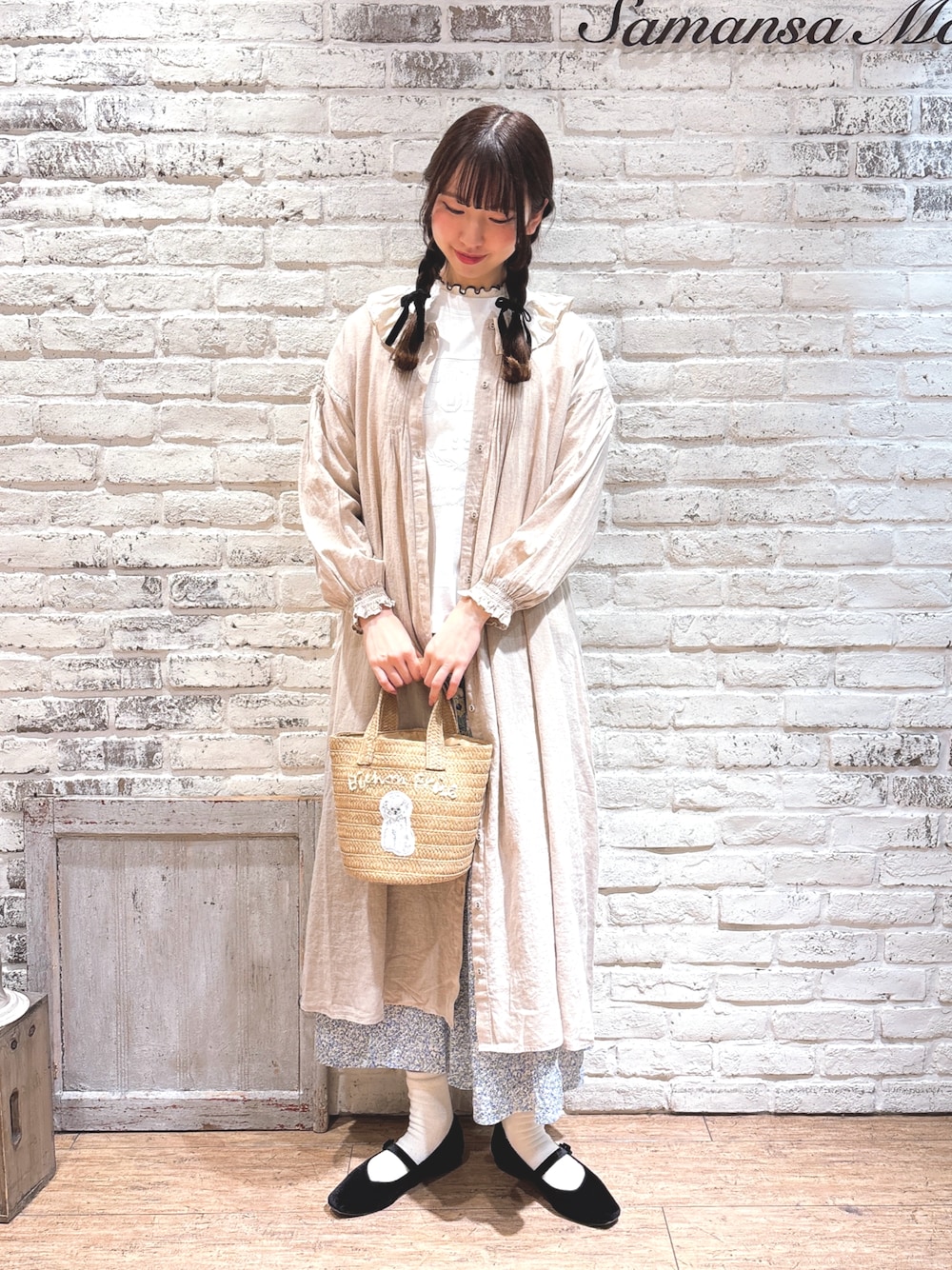 「サマンサ モスモス(Samansa Mos2)、Samansa Mos2、ワンピース、ナチュラル、春先取りコーデ、プチプラ、大人かわいい、カジュアルガーリー、スカート、かごバッグ、ベロア」｜「Samansa Mos2の花柄パッチワークティアードスカート（スカート、ブルー系）」を使った、りんごさん（レディース・167cm）の春コーディネートの1枚目の写真