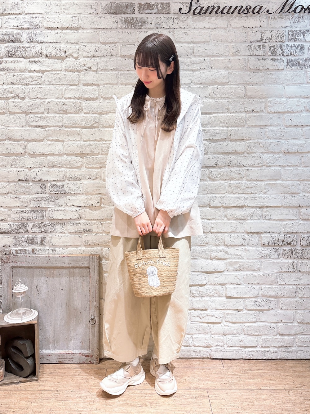 「春めき満開コーデ、ジャケット、ブラウス、淡色コーデ、大人女子、ロングヘア、かごバッグ、アニマル、春コーデ、春色」｜「Samansa Mos2のドッグ刺繍カゴバッグ（ハンドバッグ、ホワイト系）」を使った、りんごさん（レディース・167cm）の春コーディネートの1枚目の写真