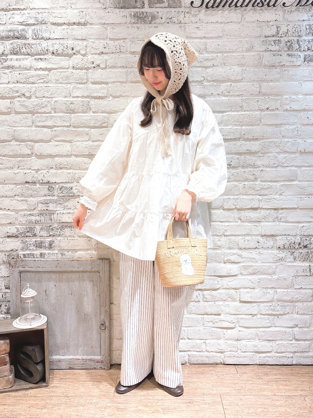 「春めき満開コーデ、春色、春服コーデ、お花見コーデ、オトナ女子、バブーシュカ、チュニック、ストレートパンツ、ストライプ、春コーデ、カジュアルガーリー、ナチュラル、淡色コーデ」｜「Samansa Mos2のドッグ刺繍カゴバッグ（ハンドバッグ、ホワイト系）」を使った、りんごさん（レディース・167cm）の春コーディネートの1枚目の写真