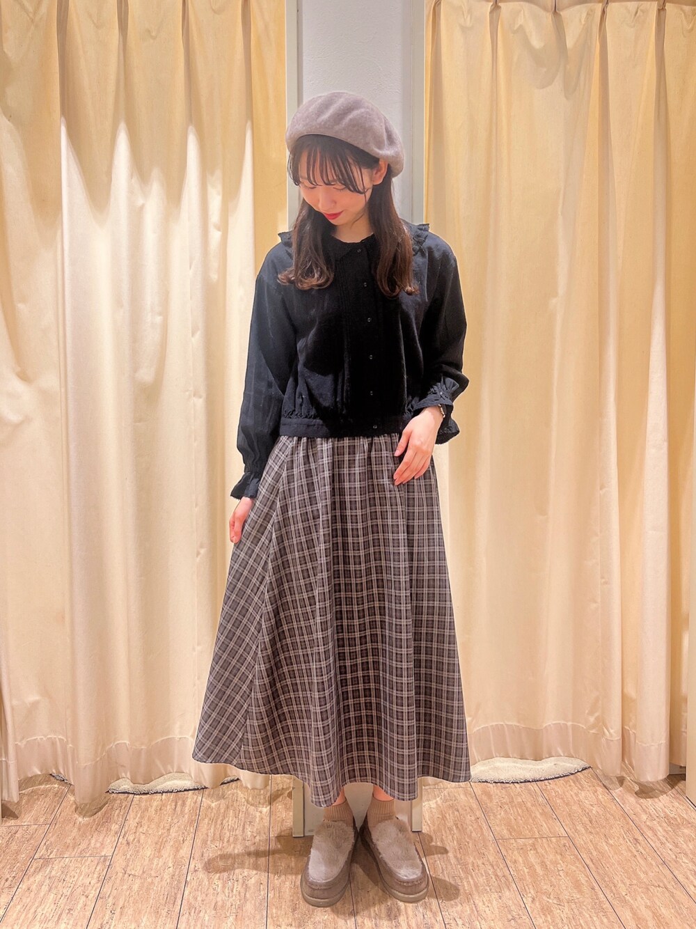 「サマンサ モスモス(Samansa Mos2)、Samansa Mos2、SM2、ブラウン、大人可愛い、休日スタイル、お出かけコーデ、イエベ春、秋冬コーデ」｜「Samansa Mos2のお皿モチーフ刺繍ブラウス（シャツ/ブラウス、ホワイト系）」を使った、りんごさん（レディース・167cm）の秋コーディネートの1枚目の写真