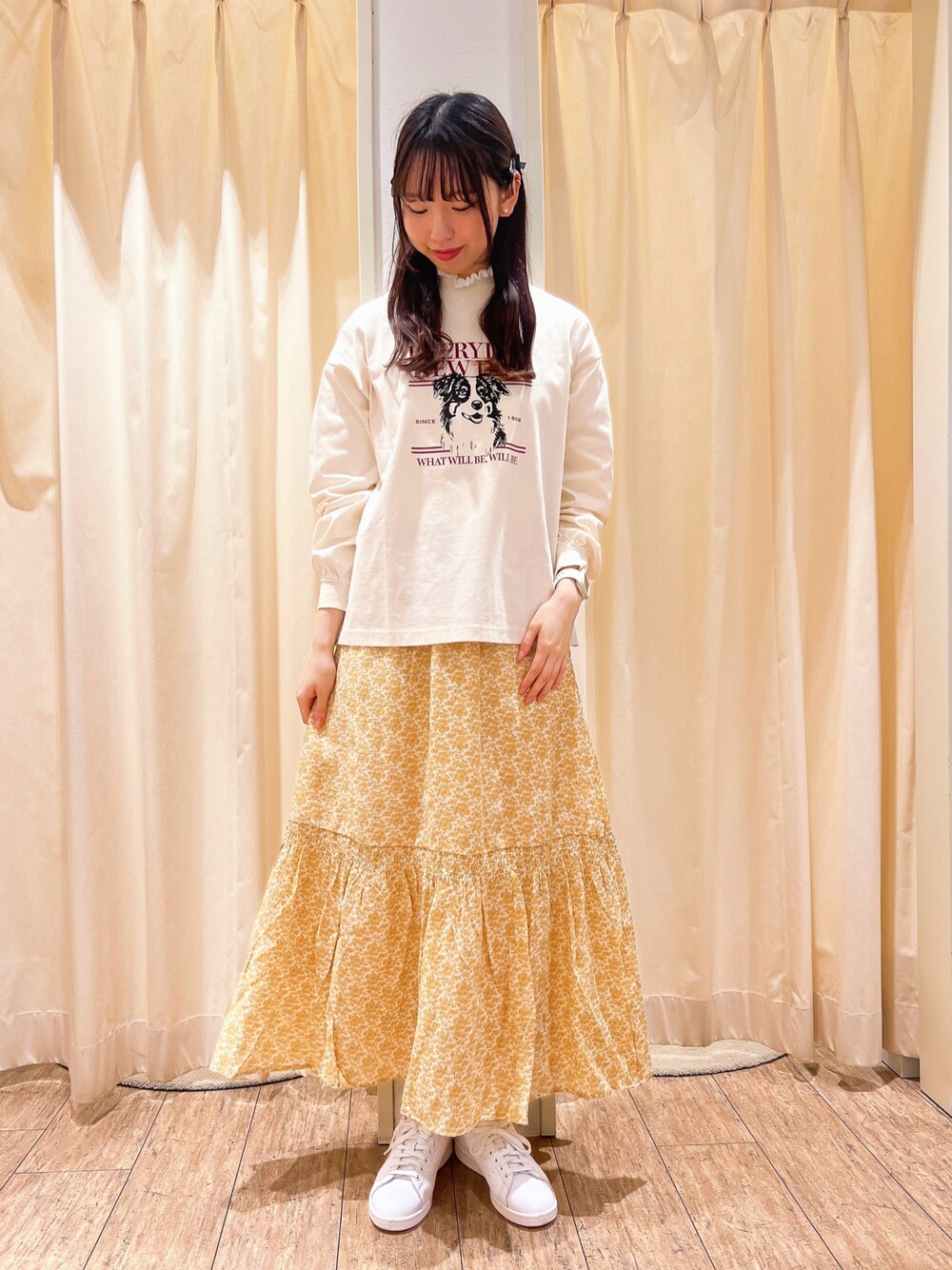 「大人女子、カジュアルスタイル、大人かわいい、はるコーデ、ロングスカート、スニーカーコーデ、アニマル柄、アニマルＴシャツ、イエベ春、サマンサ モスモス(Samansa Mos2)、Samansa Mos2」｜「Samansa Mos2の花柄シャーリング切替スカート（スカート、イエロー系）」を使った、りんごさん（レディース・167cm）の冬コーディネートの1枚目の写真