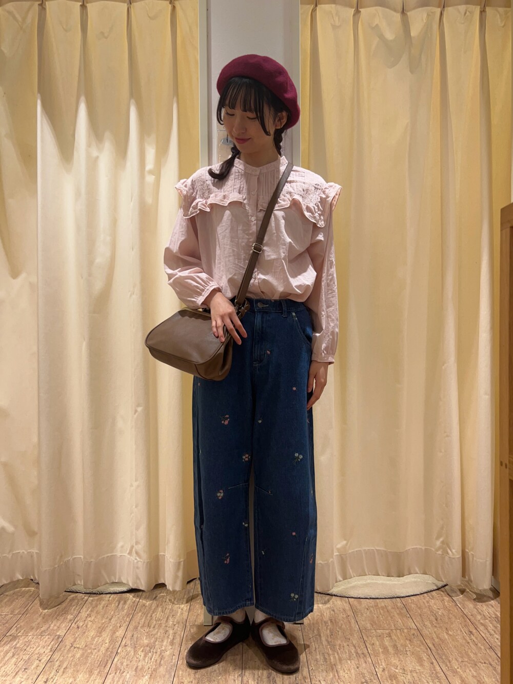 ピンク系のシャツ/ブラウス、ブルー系のその他パンツ、ブラウン系のドレスシューズを着用したレディースの秋コーディネートの1枚目の写真