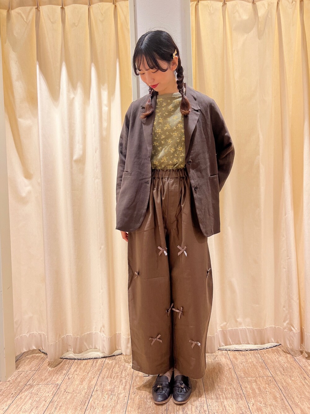 「Samansa Mos2のワッフルフリルメロー花柄カットソー（Tシャツ/カットソー、グリーン系）」を使った、りんごさん（レディース・167cm）の秋コーディネートの1枚目の写真