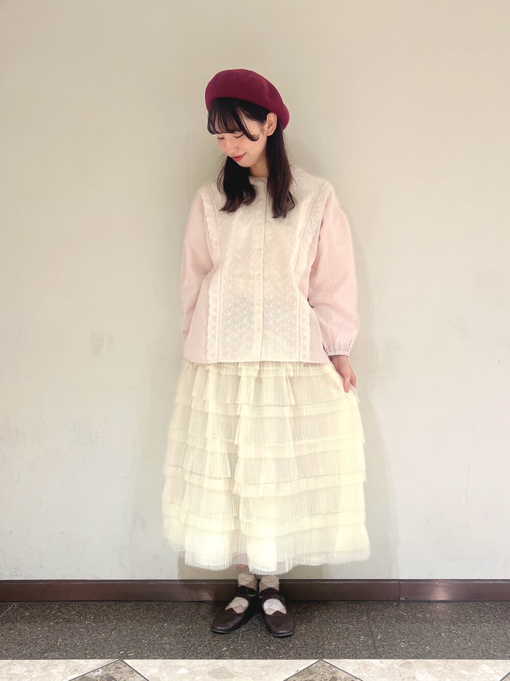 「サマンサ モスモス(Samansa Mos2)、Samansa Mos2、SM2、ホワイトコーデ、クリスマスに着たい服、最近のいい感じコーデ、シンプルスタイル、オトナ女子、秋冬コーデ、休日スタイル」｜「Samansa Mos2のバスクベレー帽（ハット、レッド系）」を使った、りんごさん（レディース・167cm）の冬コーディネートの1枚目の写真