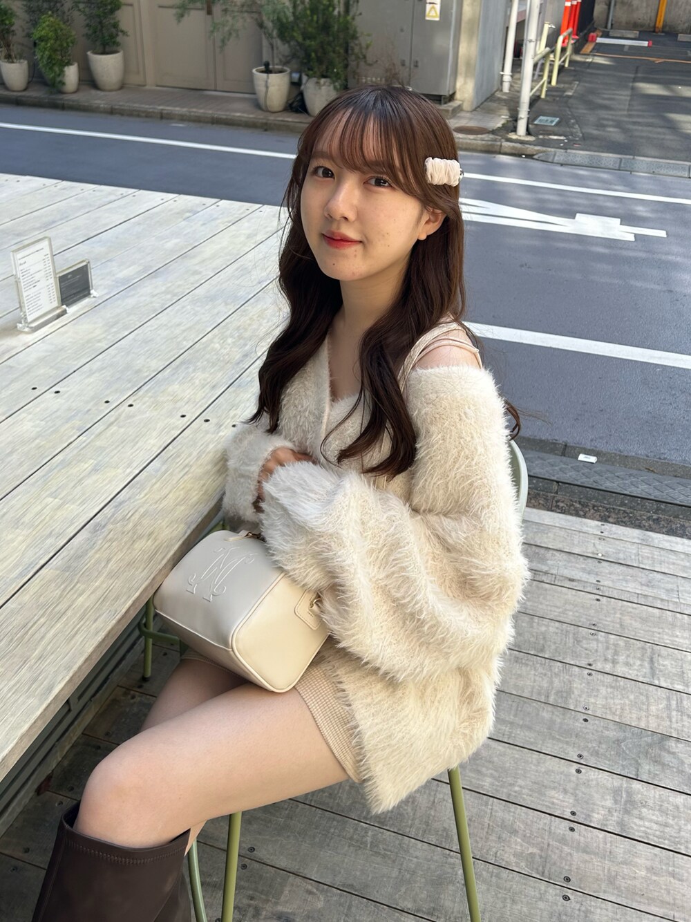 ホワイト系のカーディガン/ボレロを着用したレディースの秋コーディネートの1枚目の写真