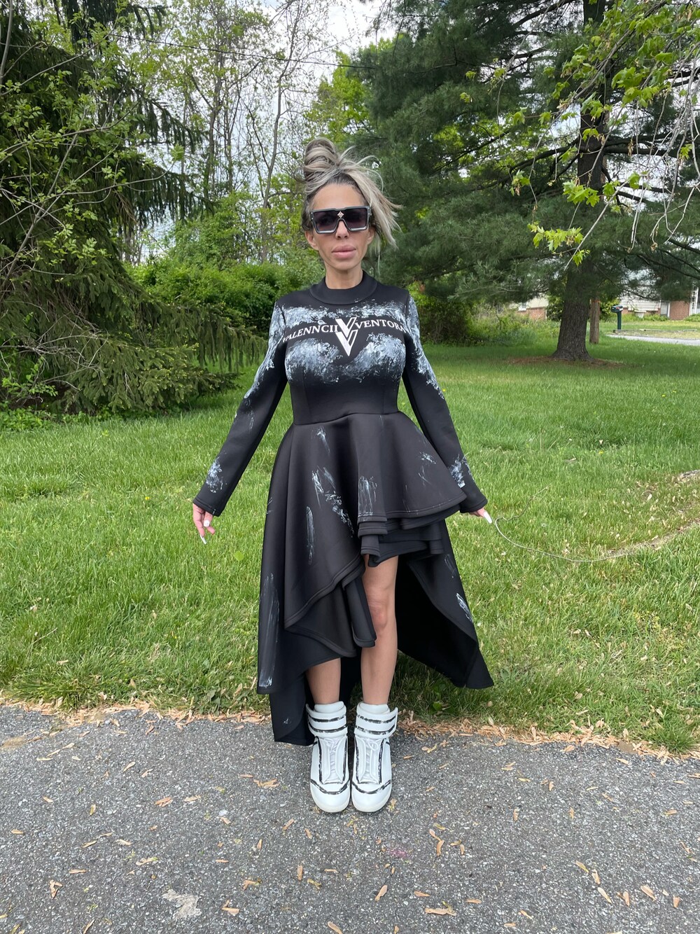 「assimetrical dress、tired dress、valennciiventora」｜「Valennciiventoraのアイテム（ワンピース、ブラック系）」を使った、valennciiさん（レディース・163cm）の春コーディネートの1枚目の写真