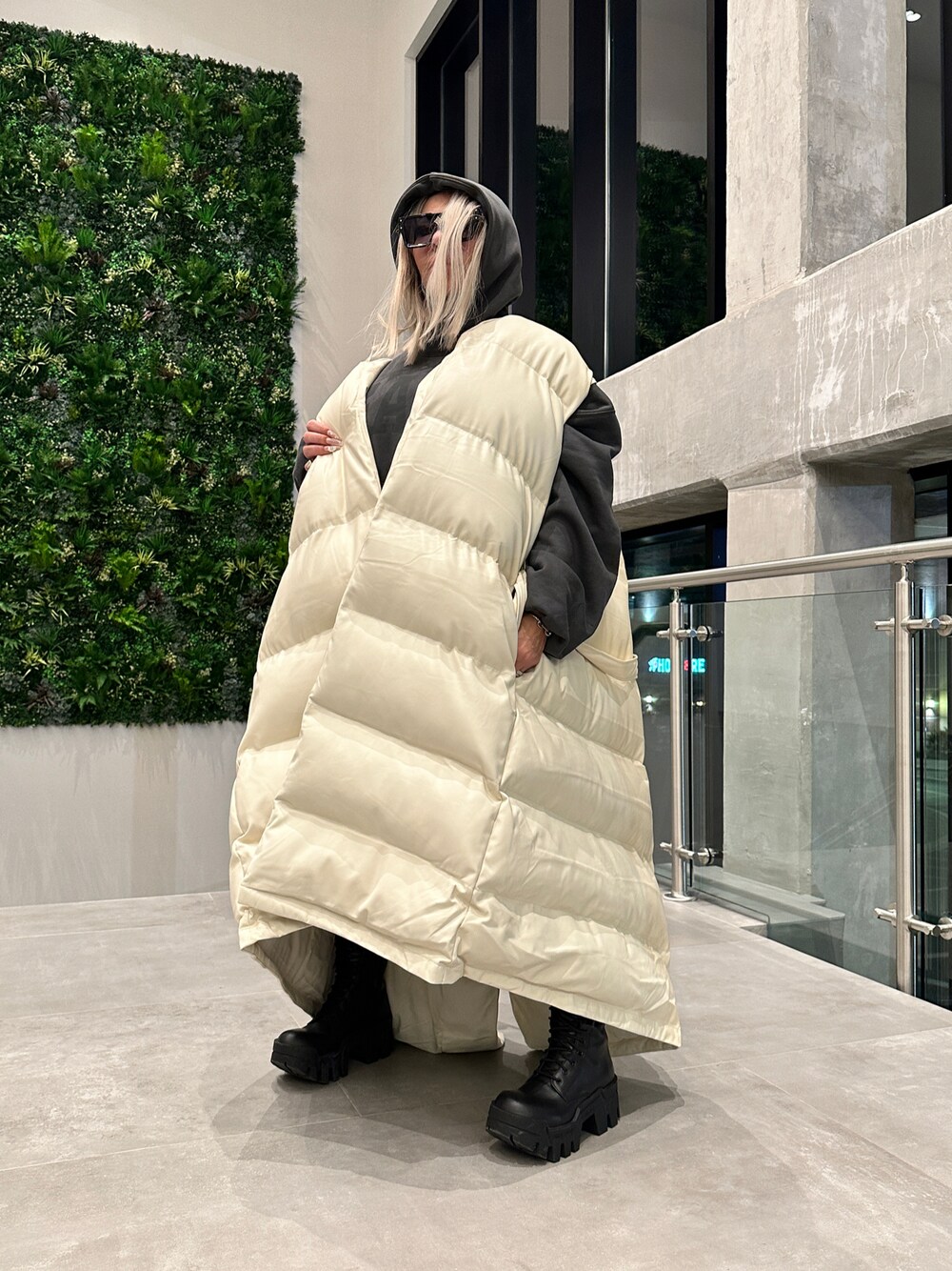 「valennciiventora」｜「Valennciiventoraのアイテム（ダッフルコート、ベージュ系）」を使った、valennciiさん（レディース・165cm）の春コーディネートの1枚目の写真