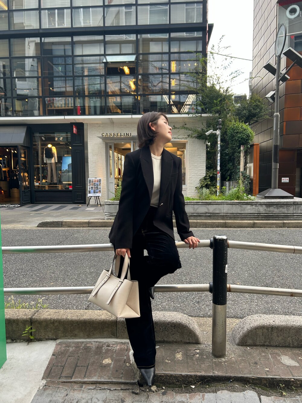 「AXchanger、AXchange、armaniexchange、AXCatStreet」｜「ARMANI EXCHANGEの【A|X アルマーニ エクスチェンジ】ウエストデザイン　テーラードジャケット（テーラードジャケット、ブラック系）」を使った、Kotoko.Iさん（レディース・161cm）の冬コーディネートの1枚目の写真