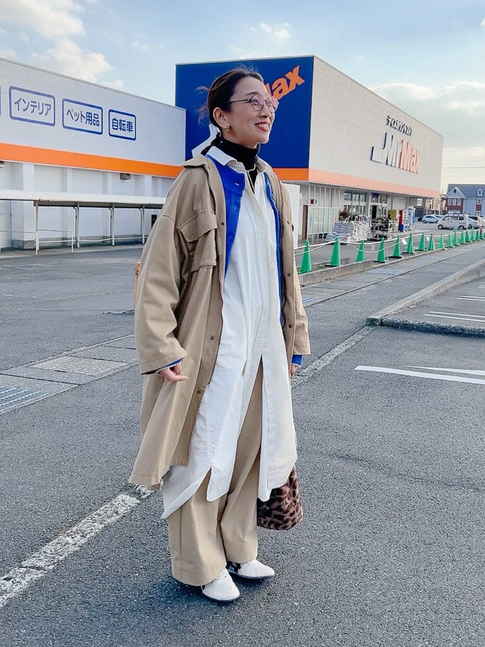 「大人女子、春、ベージュ、シャツワンピ、トレンチコート、40代ファッション、差し色（青）」｜「niko and...のアイテム（トレンチコート、ベージュ系）」を使った、liedon82861さん（レディース・164cm）の冬コーディネートの1枚目の写真